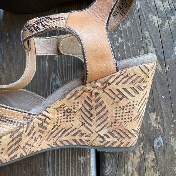 Like New L'Artiste Nicolasa Comfort High Wedge Sandal in Women's 40/US 9 - Picture 11 of 13